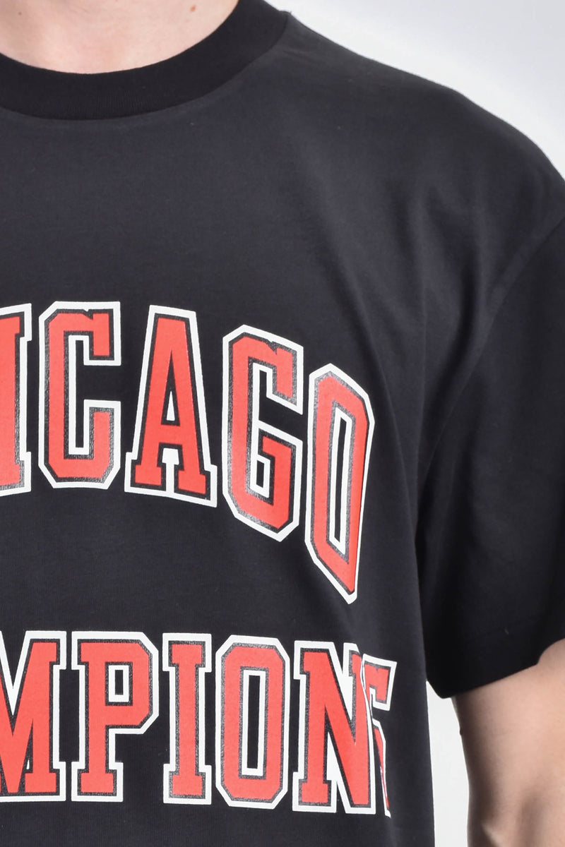 IH NOM UH NIT T-shirt whit chicago champions print on front and logo